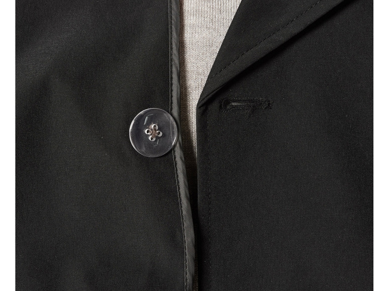 Nahaufnahme eines schwarzen Jackets mit Knöpfen