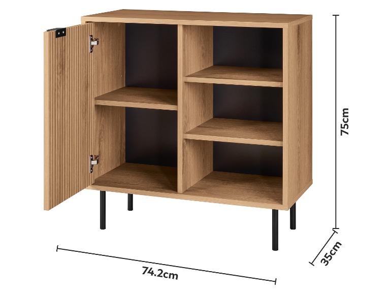 Heller Holzschrank mit einer geriffelten Tür, offen, um Regale zu zeigen, und offenen Regalen rechts, mit den Maßen 74.2cm x 75cm x 35cm.