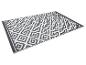 Grau-weißer Outdoor-Teppich mit geometrischem Muster