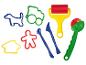 Bunte Plastik-Knetwerkzeuge: Rolle, Ausstechformen und Modellierwerkzeuge.
