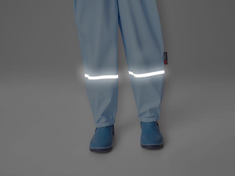 Blaue Regenhose mit reflektierenden Streifen und blauen Stiefeln.