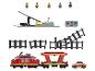 Ein Spielzeugeisenbahn-Set mit roter Lokomotive, Güterwagen, Gleisen, Kran, Fernbedienung, Auto und Minifiguren.
