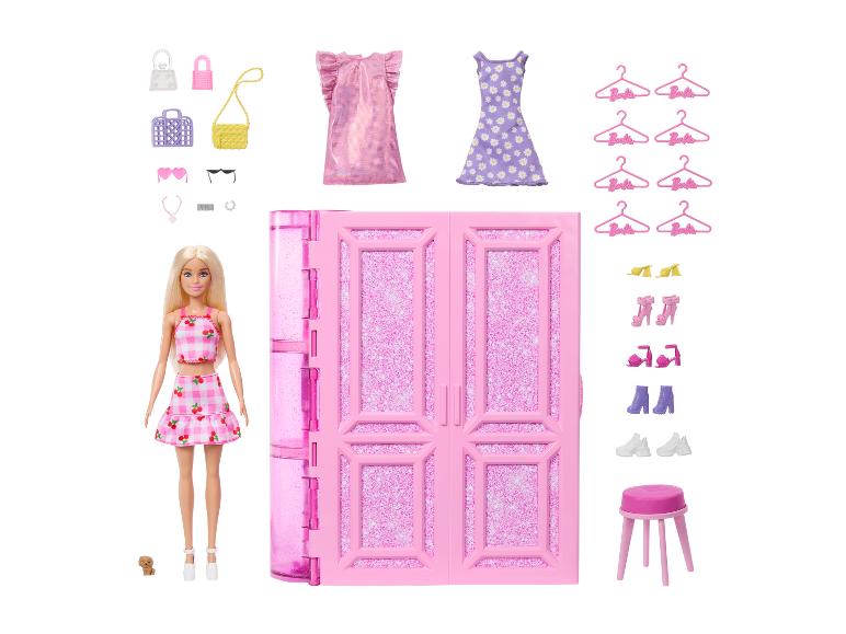 Puppe mit Kleiderschrank, zwei Kleidern, mehreren Schuhen, Handtaschen, Accessoires und einem kleinen Hund.