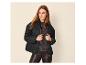 Frau in schwarzer Steppjacke und brauner Lederhose