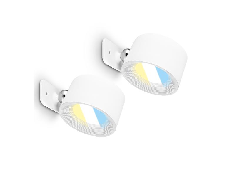 Zwei weiße Wandstrahler mit verstellbaren Köpfen und farbigem Licht.