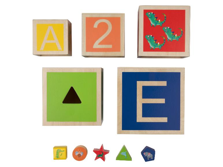 Holzklötze mit Buchstaben A, E, Zahl 2, Krokodilen und geometrischen Formen mit Tieren.