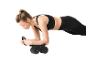 Eine Frau macht eine Plank-Übung mit einem Bauchtrainer-Roller mit Unterarmstütze.