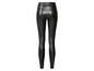 Schwarze Lederleggings.