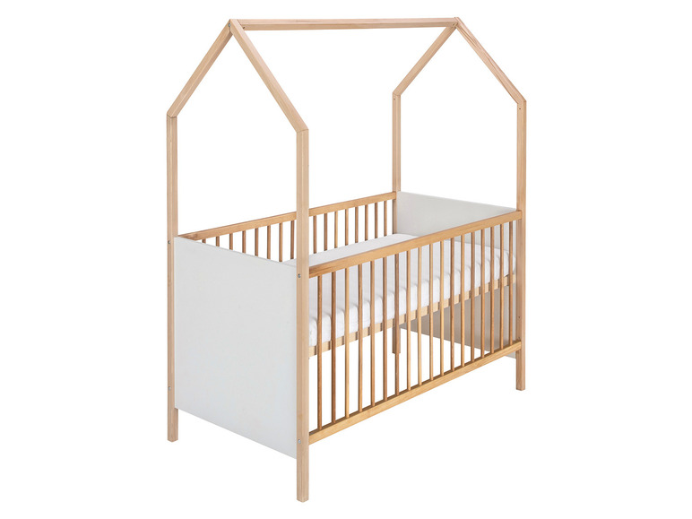 Ein Babybett aus Holz mit einem Dach in Hausform.