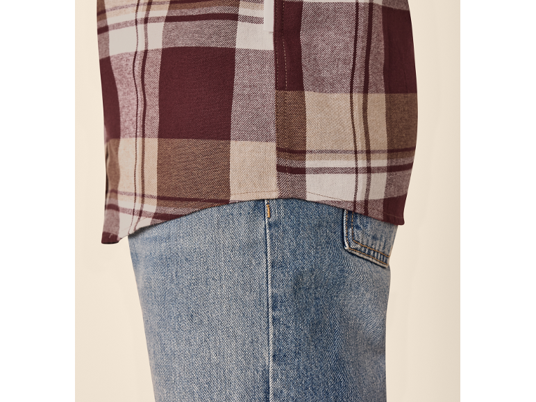 Kariertes Herrenhemd und Jeans