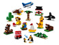 LEGO Classic Set mit verschiedenen Baufiguren, wie Flugzeug, Tieren und einem Bus.