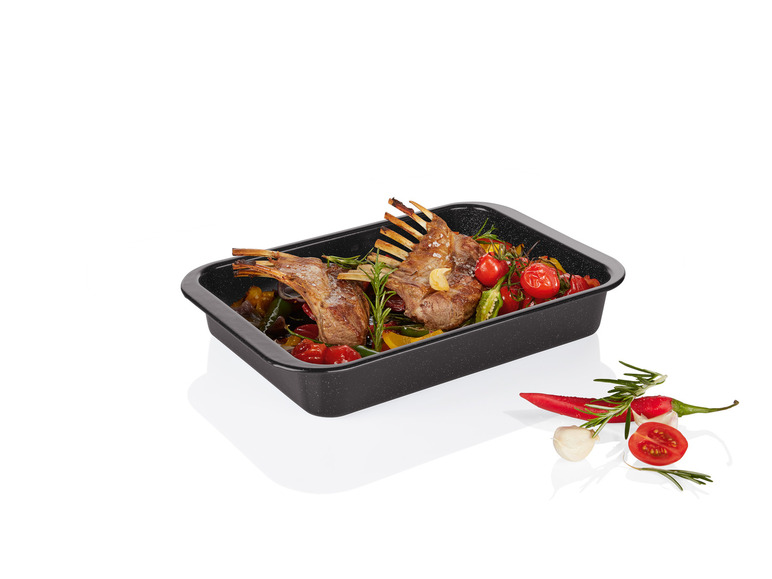 Gegrilltes Lammrack in einer schwarzen Backform mit Gemüse.