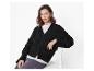 Frau in schwarzer Strickjacke und Pandora Schmuck.