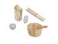 Saunazubehör aus Holz: Eimer, Kelle, Thermometer, Hygrometer, Sanduhr und Lampe.
