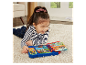 Ein Mädchen spielt mit einem interaktiven Paw Patrol E-Book.