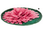 Eine rosa Hundefuttermatte in Blumenform für interaktives Fressen.