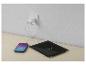 Smartphone und Tablet laden mit Wandadapter auf einem Holztisch.