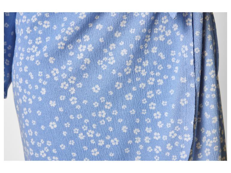 Ein blaues Kleid mit weißem Blumenmuster.