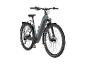 Graues Trekking-E-Bike mit Gepäckträger und Offroad-Reifen.