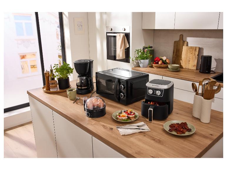 Küchenzeile mit Silvercrest Mikrowelle, Heißluftfritteuse, Kaffeemaschine und Eierkocher.