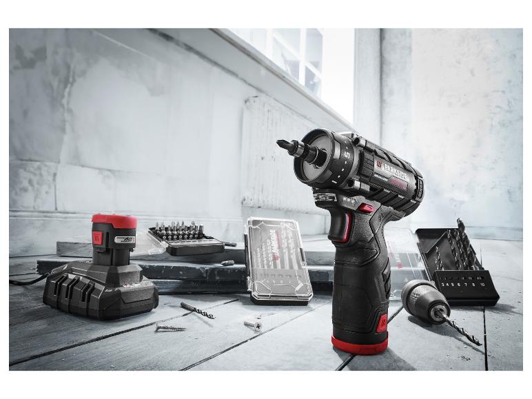 Parkside Akku-Bohrschrauber mit Ladegerät und Sets von Bits und Bohrern.