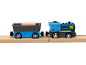 Blauer Spielzeugzug mit Güterwagen auf Holzschienen.