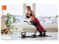 Frau trainiert mit CRIVIT 6 kg Kettlebell und Rückentrainer.