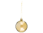 Eine glänzende goldene ovale Weihnachtskugel mit Goldschnur, isoliert auf Weiß.