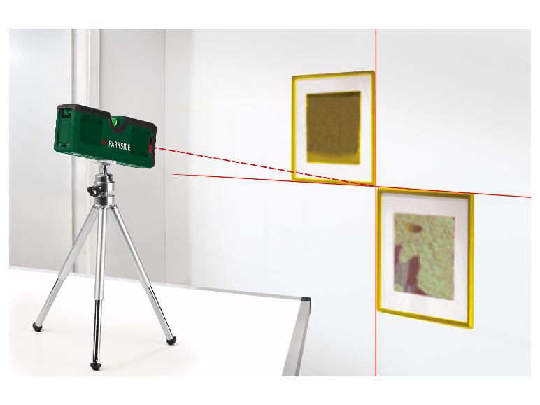 Laserwasserwaage auf Stativ projiziert rote Linien auf eine Wand mit Rahmen.
