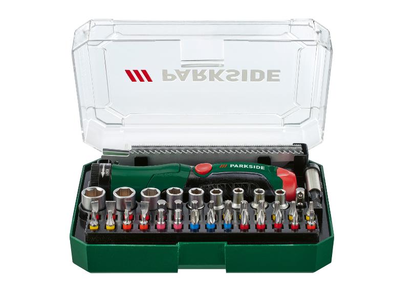 Ratschenschraubendreher-Set mit Steckschlüsseln und Bits in grünem Koffer.