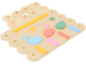 Holzbrett mit bunten geometrischen Blöcken und Stiften für Kinderspiele.