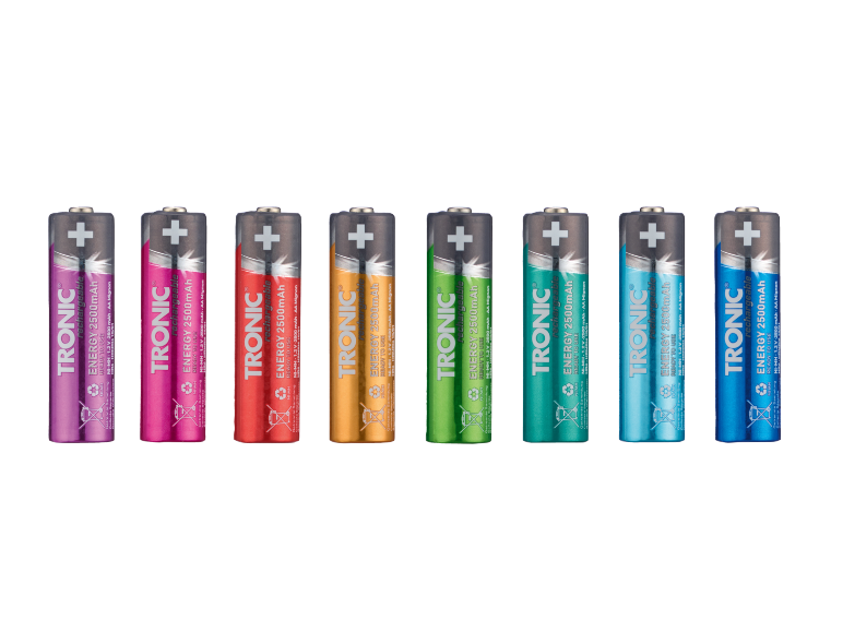 Acht wiederaufladbare AA-Batterien mit 2500 mAh in verschiedenen leuchtenden Farben.