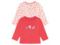 Zwei langärmlige Baby-Shirts, eines rosa mit Herzchen-Muster und eines rot mit Marienkäfern.