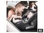 Baby in der BABYGO Babyschale aus dem Kinderwagen 3in1 Set Style. [KI-generiertes Bild]