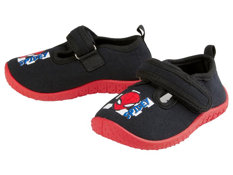 Zwei schwarze Badeschuhe mit roter Sohle und Spiderman-Aufdruck.