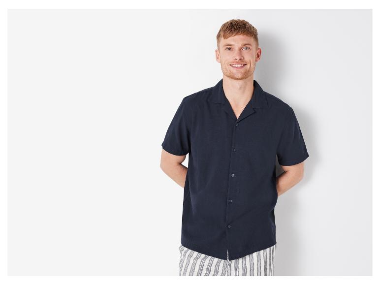 Herrenhemd mit Reverskragen und gestreifte Hose.