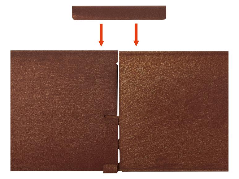 Zwei braune Gartenzäune mit Verbindungselement