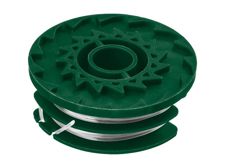 Grüne Trimmerfadenspule auf weißem Hintergrund.