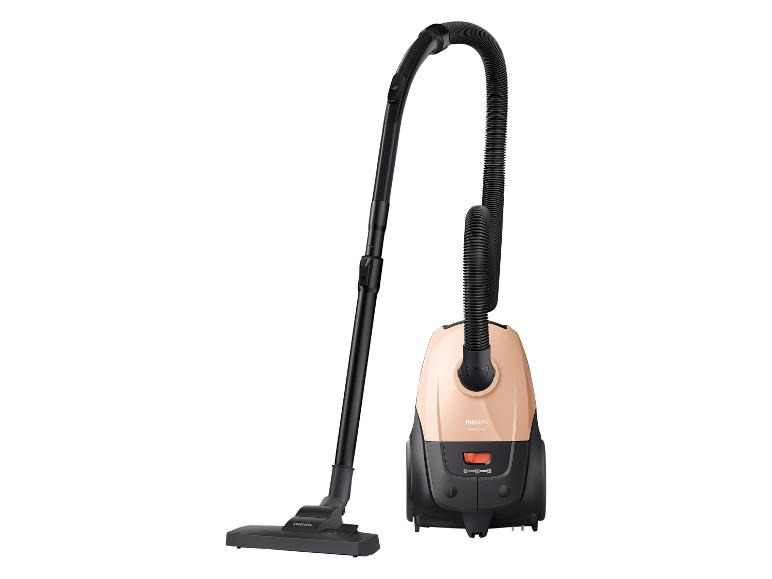 Beiger Staubsauger mit schwarzem Schlauch und Düse auf weißem Hintergrund.