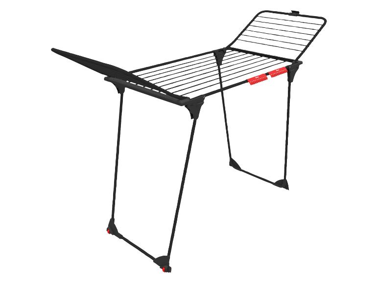 Schwarzer Wäscheständer mit roten Akzenten, ausgeklappt.