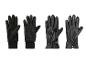 Vier Paar schwarze Handschuhe: zwei Leder- und zwei Wollhandschuhe.