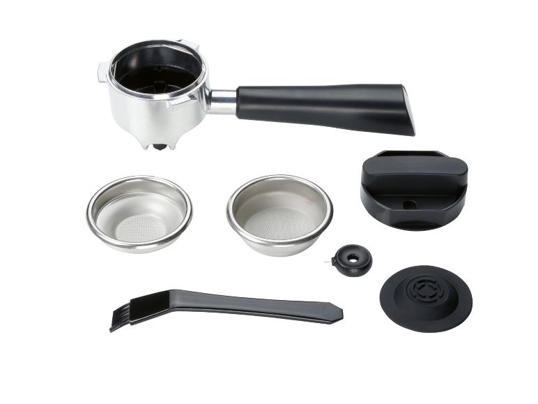 Espressomaschinen-Zubehör, einschließlich Siebträger, Filterkörbe, Reinigungsbürste und weitere Werkzeuge.