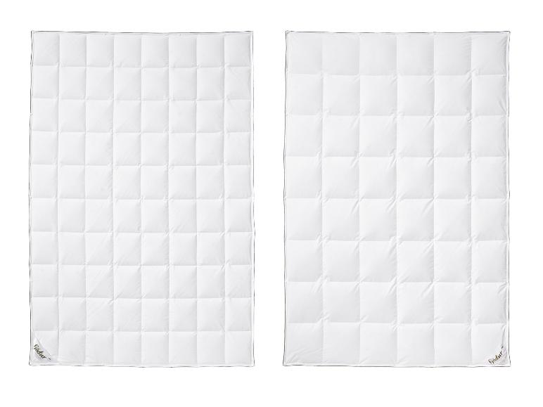 Zwei weiße Steppdecken mit Karodesign