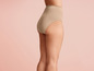 Beigefarbene Unterwäsche mit hohem Bund.