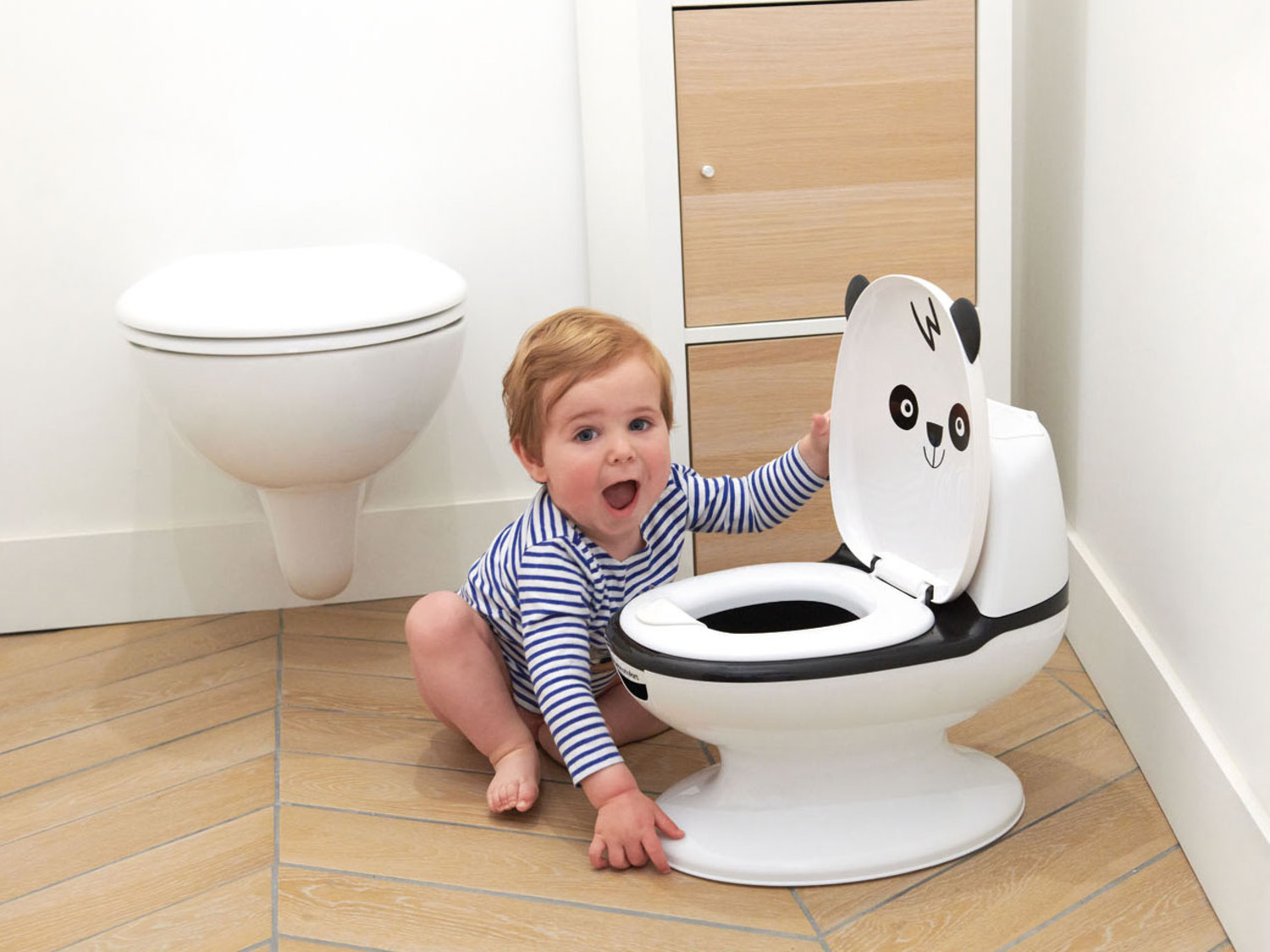 Toilette, mit Mini bebeconfort Panda Spülgeräuschen
