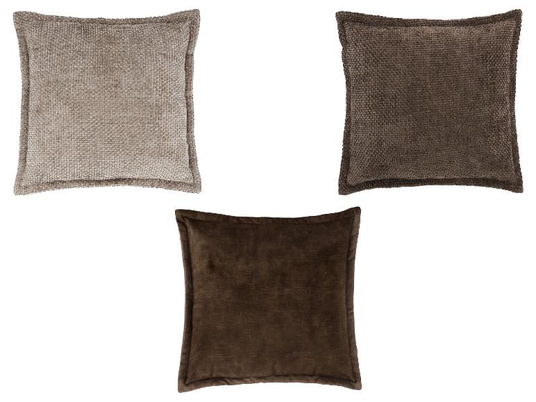 Drei braune und beige Dekokissen mit verschiedenen Texturen.