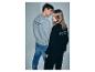 Zwei junge Leute tragen graue und schwarze Sweatshirts mit dem Text „TREVESSE BLUE“ auf dem Rücken.