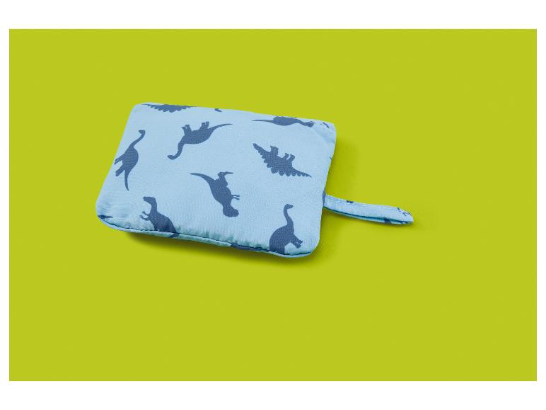 Blaue Kindertasche mit Dinosaurier-Mustern auf limettengrünem Hintergrund.