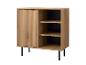 Holzschrank mit geriffelter Schiebetür und offenen Regalen, auf schwarzen Beinen.