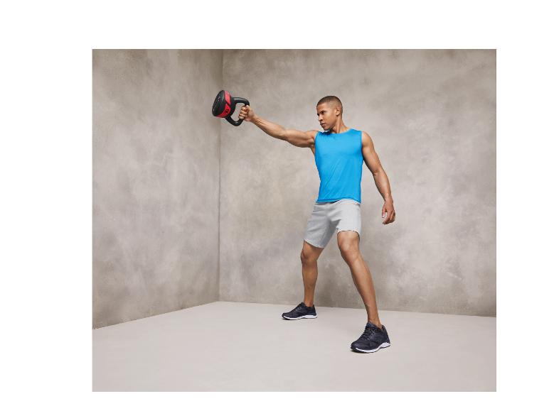 Mann in blauem Tanktop und grauen Shorts trainiert mit einer Kettlebell.